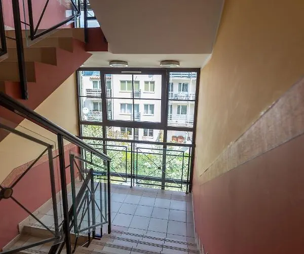 Victus Apartamenty, Mewi Spiew